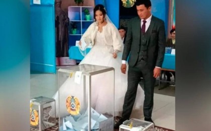 Сарыағашта сайлау учаскесіне той көйлегімен келген жас жұбайлар өз таңдауын жасады