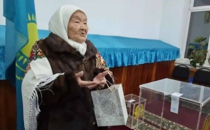 100 жастағы әжей сайлау учаскесінде бірінші болып дауыс берді