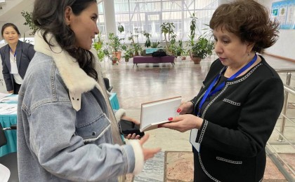 Сайлау учаскесіне келген балаларға кітаптар беріліп жатыр