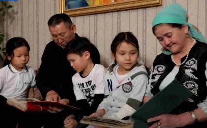 "Димаш Құдайбергенді мысалға келтіруге болады": Қазақстандықтар тұңғыш баланы ата-апасының тәрбиесіне беру жөнінде дауласты