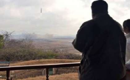 Ким Чен Ын алғаш рет көп алдына қызын алып шықты