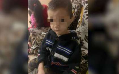 Көкшетауда бес жасар баланы аш күйінде байлауда ұстаған