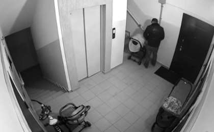 Тұрғын үй кіреберісінде балалар арбасына дәрет сындырған тұрғын ұсталды