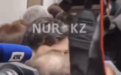 Бишімбаев сот залына жеткізіліп, сот басталды (видео)