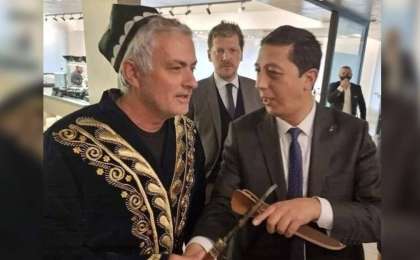 Жозе Моуринью өзбек шапанын киді