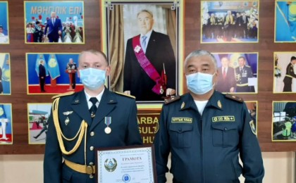 Шымкентте қызды зорламақ болған екеуді ұрып жыққан жігіт марапатталды