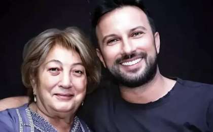 Түркиялық жұлдыз Тарканның анасы қайтыс болды: әнші жүрекжарды жазбасын жариялады