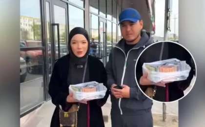 Абай Бегейдің қызы заңсыз лотерея ойнататын парақшасын жанталаса бұғаттап, жазбаларын өшіріп жатыр