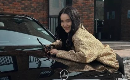 Футболшы Еркебұлан Сейдахмет әйеліне қымбат көлік сыйлады (видео)