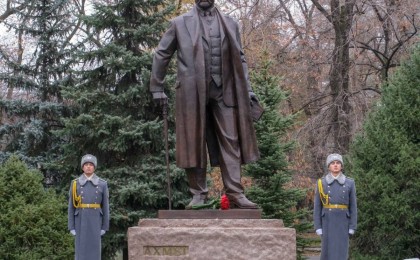 Қасым-Жомарт Тоқаев Алматыда Ахмет Байтұрсынұлына арналған ескерткішті ашты