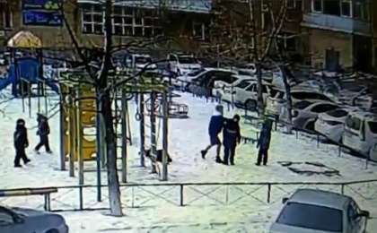 63 жастағы кейуана немересіне жабылған үш баланы ұрып тастады (видео)