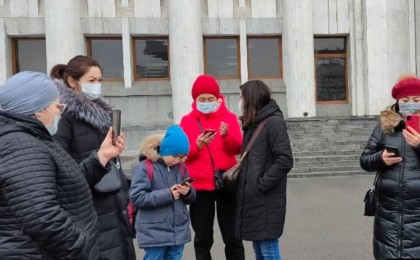 Бір топ әйел Ермахан Ибраимовтан көп балалы аналар туралы айтқанын түсіндіруді талап етті