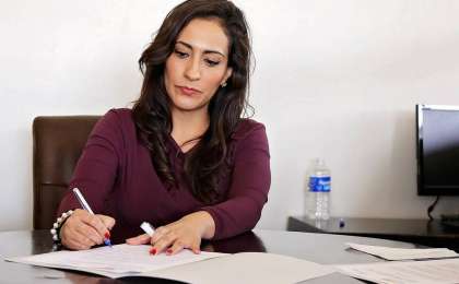 Көшелерге күйеуі мен туыстарының есімін берген шенеунік әйел жұмысынан қуылды — Мысыр