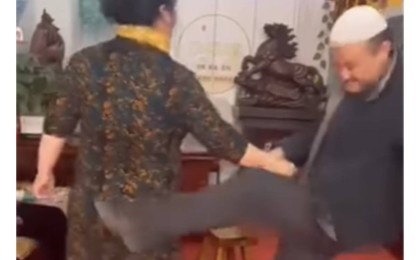 "Грыжамен ауыратындарыңыз бар ма?": Желіде жамбасынан теуіп емдейтін емшінің видеосы тарады