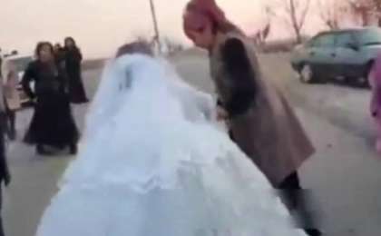 Қалың малы төленбегені үшін қызын тойдан сүйреп алып кетті (видео)
