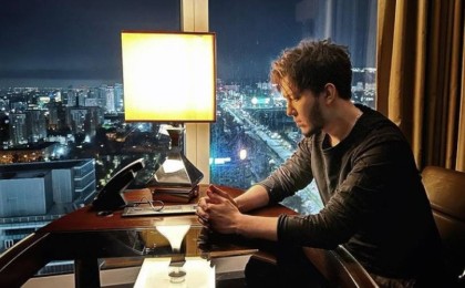 "Бәріне бірдей көмек қолын соза алмайтынымыз өкінішті": Димаш Құдайберген соғыс жайлы жазба арнады