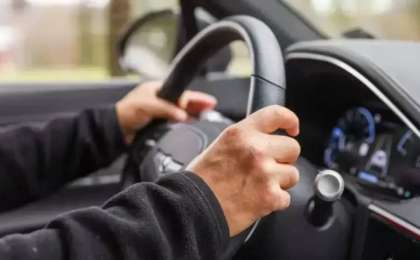 Алматыда агрессивті жолаушы такси жүргізушісін боқтап, шапалақпен бір салды (ВИДЕО)