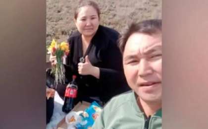 Ақтөбеде қызғалдақ ұстап фотоға түскен ауыл әкімінің ісін комиссия тексеріп жатыр   