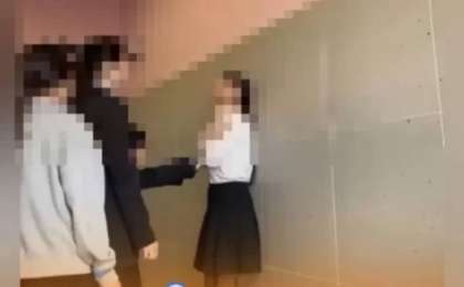 Ақтауда оқушы қыздар бірі-бірі талдырып, ойнап жүр: Білім басқармасы түсініктеме берді (ВИДЕО)