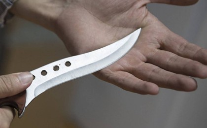 Алматы облысында ер адам жүргізушіні пышақтап, көлігін айдап әкетті