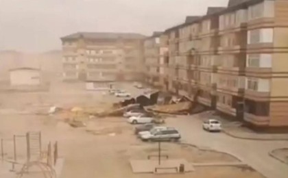 Таразда жел әсерінен үйлердің шатыры ұшып, ағаштар құлады (видео)