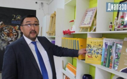 Жертөледе жұмыс істейтін мектеп директоры кабинетін оқушыларға берген