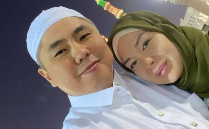 Нұртас Адамбай жұбайымен бірге қажылыққа аттанды