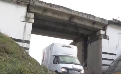 Түркістан облысында көпірдің бір бөлігі опырылып түсті: ҚТЖ компаниясына айыппұл салынды