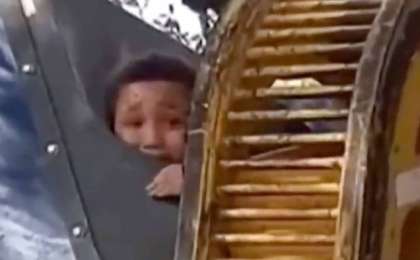 7 жасар бала тығыламын деп қоқыс бөлшектегіштің ішіне құлап кеткен