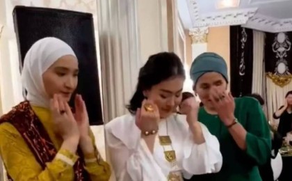 "Италиялық сақина, бренд сөмке": Төреғалидің анасы жаңа құдаларына шетелден киіт кигізді (видео)