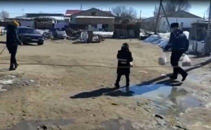 Полицейлер қолында бала мен ауыр жүгі бар әйелді үйіне жеткізді