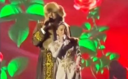 Филипп Киркоров қазақтың шапанын киіп, Индира Елемеспен бірге ән салды