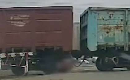 Семейде әйел адамды жүк пойызы басып кетті (ВИДЕО)  