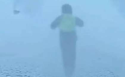 Боранда көліктерге жүгіріп жүріп жол көрсеткен полицей желі қаһарманына айналды