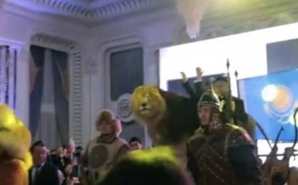 Шымкентте тойхана ортасына арыстанды алып кіргендер көпшілік сынына қалды