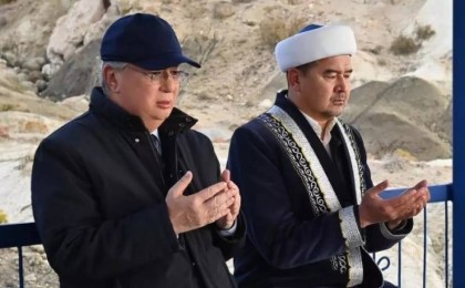 Тоқаев Бекет ата жерасты мешітін зиярат етті (фото)