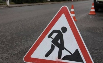 “Әкімді күте алмадық”. Атырауда халық жолдарды өздері жөндеуге кірісті