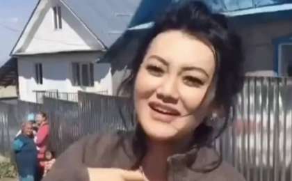 «Райм бастауыш бітірген жыл»: Ерке Есмаханның есекке мініп, ауылда жүрген видеосы тарады