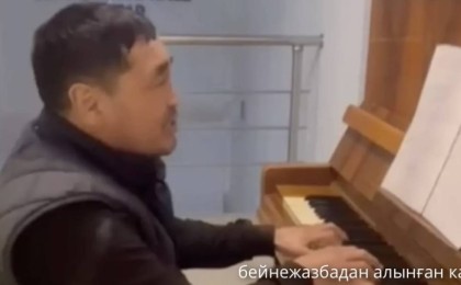 «Орны сахнада»: қара жұмыспен нәпақа тауып жүрген ер адам өнерімен жұрттың жүрегін жаулады (видео)
