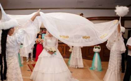 Жас жұбайларға қымбат кілем, алтын-күміс, ыдыс-аяқ әперудің керегі бар ма?