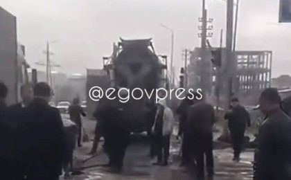 Сарыағаш қаласының халқы жолдарды өздері жөндеп жатыр (видео)