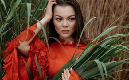 «Сүйісудің атасын көрсететін едік»: Жарқынай күйеуімен ашық сахнаға түскен актрисаға хабарласып, сөз естіп қалған