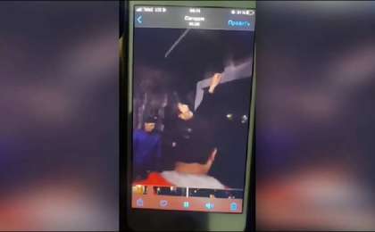 Шымкентте екі жігіт аялдама әйнегін сындырған (видео)