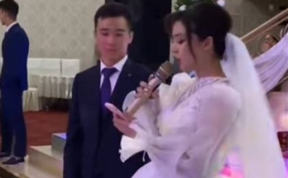 "Нағыз беттен алатын қатын болады": Той үстінде өлең оқыған жас келінге халық сынай қарады