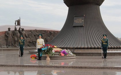 Нұр-Сұлтанда Ресей елшісі гүл шоқтарын қою рәсіміне қатысты