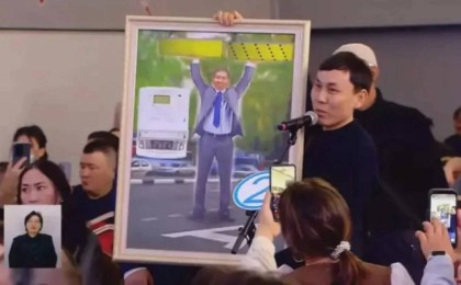 "Сен мен үшін жеккөрінішті болдың": Алматы әкімі өзіне портрет сыйлаған жігіттен кешірім сұрады