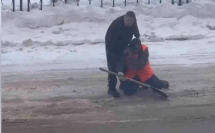 Астанада аула сыпырушыға күш көрсетіп, тізерлетіп кешірім сұратқан ер адам қамауға алынды