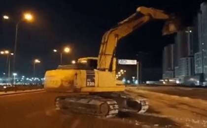 Астанада мас ер адам экскаваторды айдап әкетіп, жолдың ортасында айналдырып қойды