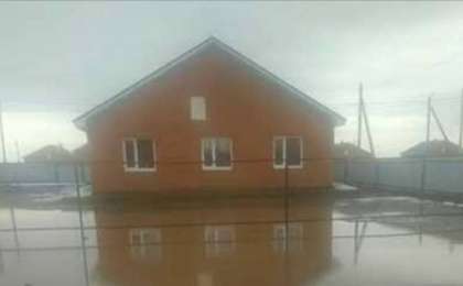 Қостанай облысында баспанасы өртенгендердің жаңа үйлерін су басып қалды