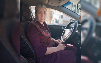 Алматыда бір аяғынан айырылған кейуана такси жүргізіп, бір отбасын бағып отыр